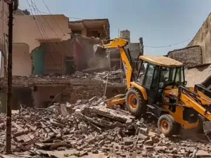 Action : आधी रात को घर पर चला बुलडोजर, सरकार की आलोचना