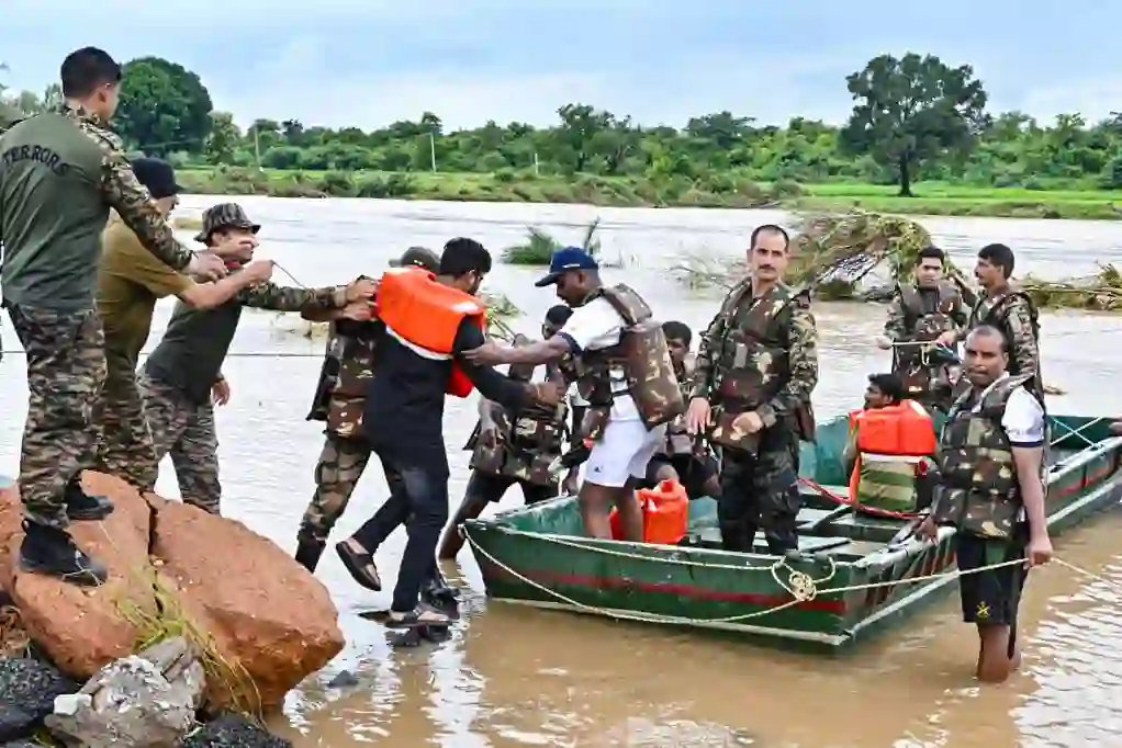 Army:  भारतीय सेना भी उतरी मैदान में, बाढ़ में राहत अभियान जारी