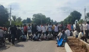 Karimnagar : यूरिया की कमी को लेकर किसानों ने किया रास्ता रोको प्रदर्शन