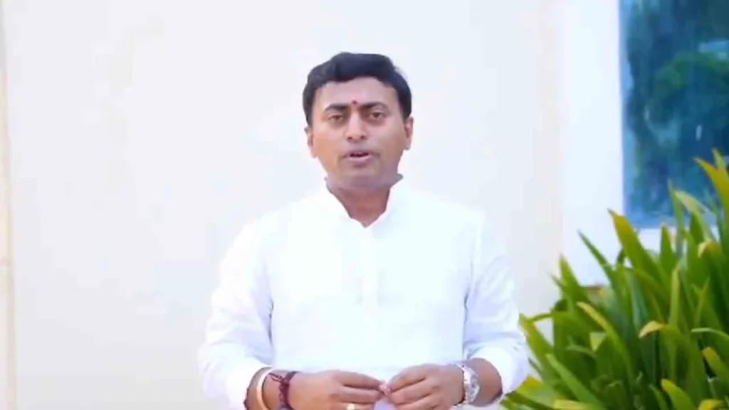 Political : कांग्रेस नौकरी चाहने वालों के साथ असामाजिक तत्वों जैसा कर रही व्यवहार