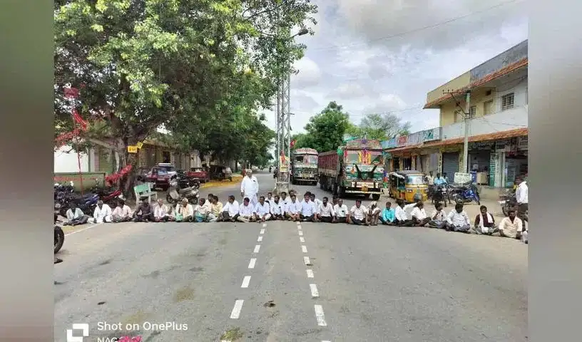 Siddipet : यूरिया की कमी को लेकर किसानों ने गजवेल के पास राजीव राहधारी को रोका