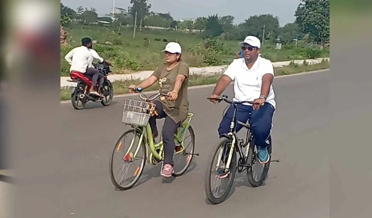 कलेक्टर ने 20 किमी साइकिल चलाकर अस्पताल का किया निरीक्षण