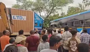 Warangal : कंटेनर ट्रक ने आरटीसी बस को टक्कर मारी, 26 यात्री घायल