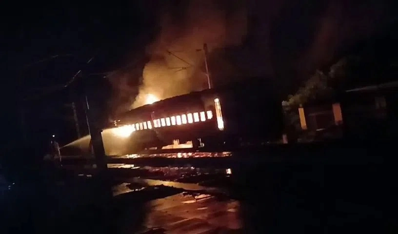 Mahabubabad : केसमुद्रम स्टेशन पर कोच में लगी आग