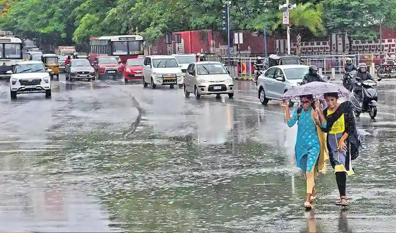 Rain : लगातार बारिश से हैदराबादियों का जीवन अस्त-व्यस्त