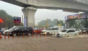 Hyderabad : भारी बारिश से सड़कें जलमग्न