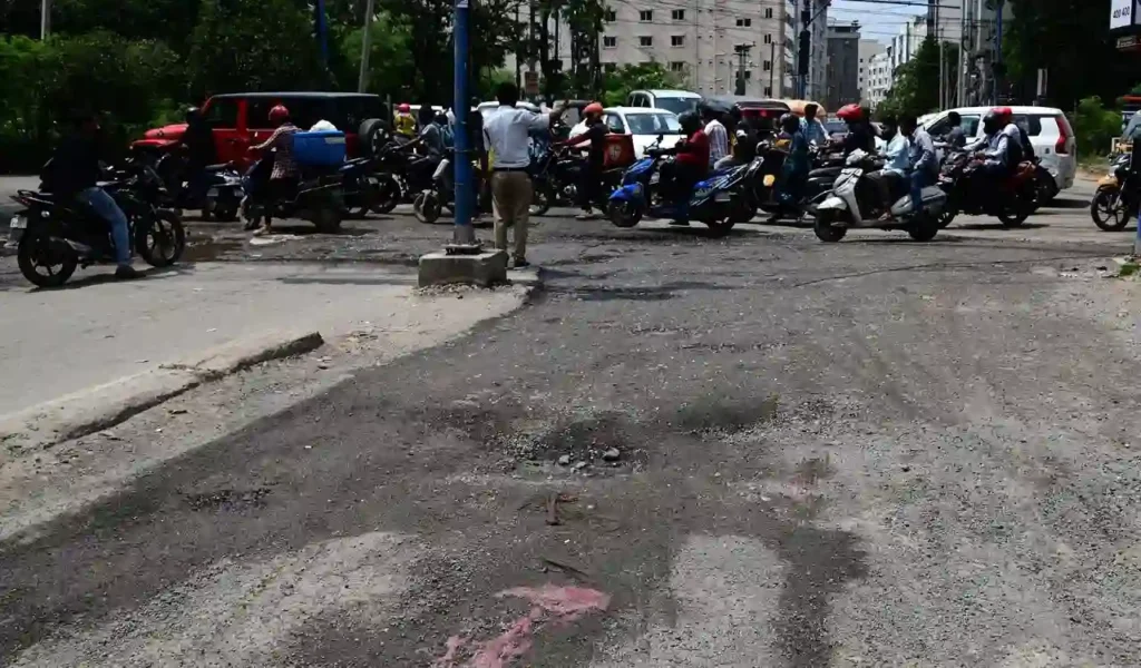 Hyderabad : यात्रियों को परेशान कर रही हैं शहर की जर्जर सड़कें