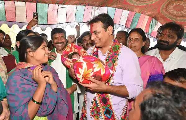 KTR: आदिवासी महिलाओं ने केटीआर को राखी बाँधी