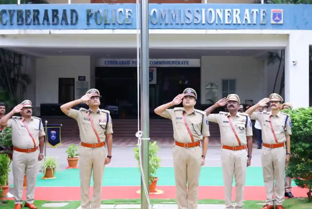 Police: सात पुलिस अधिकारियों को सम्मानित किया गया