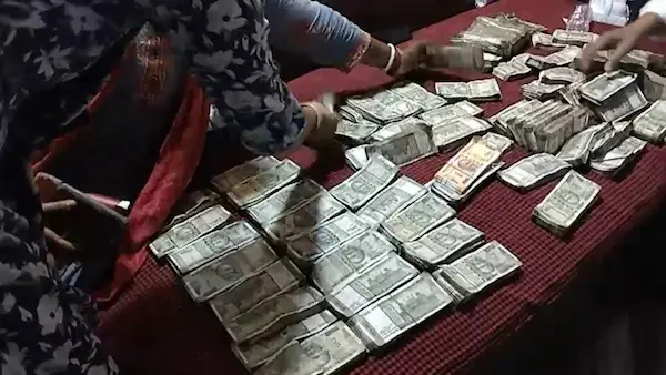 Bihar: छापा पड़ा तो इंजिनियर की पत्नी ने जलाये 40 लाख रुपये !