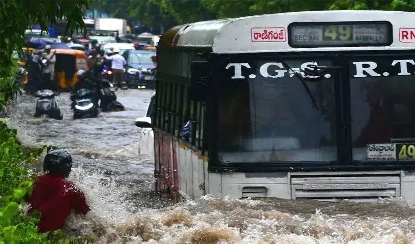 Traffic Jam : बारिश से यातायात व्यवस्था चरमराई