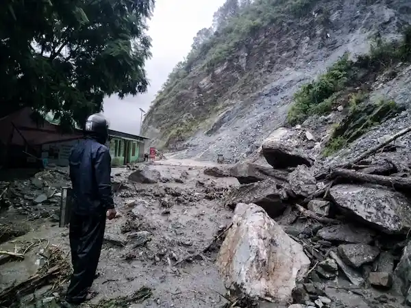 Ramban में बादल फटने से हाहाकार, 3 की मौत; पंजाब के 250 गांवों में बाढ़, 8 लोगों की जान गई