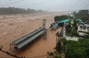Land Slide: उत्तर भारत में बारिश और भूस्खलन का कहर