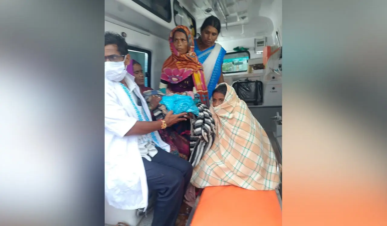 गर्भवती महिला को 2 किमी तक चलना पड़ा पैदल