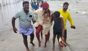 Flood : दूल्हे को कंधों पर उठाकर बाढ़ग्रस्त पुलिया पार कराई गई