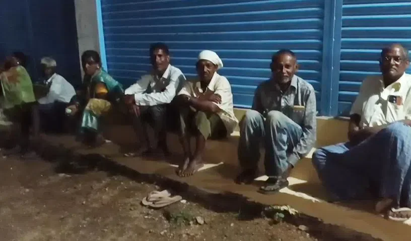 Rajanna Sircilla : यूरिया के लिए किसान रात तक इंतजार करने को मजबूर
