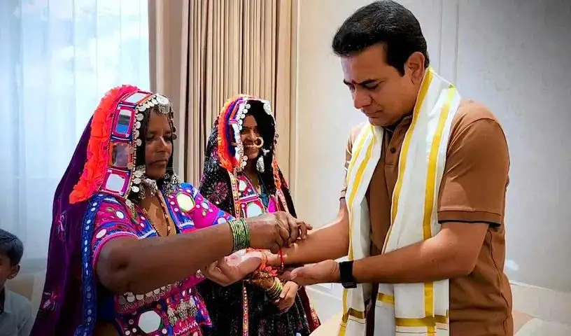 TribalWomen : लागाचेरला भूमि संघर्ष में समर्थन के लिए आदिवासी महिलाओं ने केटीआर को राखी बांधी