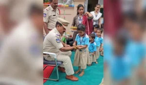 Raksha Bandhan : स्कूली बच्चों ने पुलिस वालों को बांधी राखी