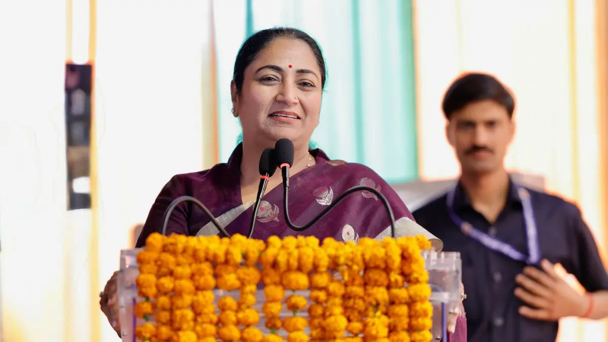 पहले खींचा हाथ और फिर… दिल्ली सीएम रेखा गुप्ता पर हमला