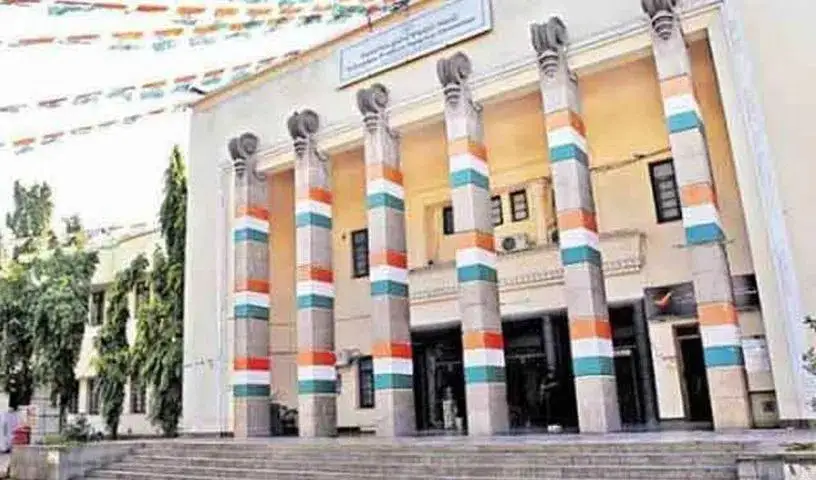 Gandhi Bhavan : प्रदर्शनकारी बेरोजगार युवकों को पुलिस ने हिरासत में लिया
