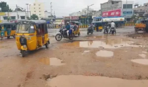 Waterlogging Crisis : खराब सड़कें, बाढ़ और बिजली कटौती से हैदराबाद के लोग निराश