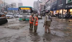 Waterlogging : रात भर हुई बारिश के बाद बाढ़ की चपेट में पुराना शहर