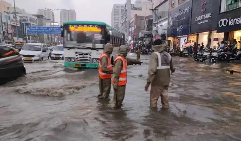 Waterlogging : रात भर हुई बारिश के बाद बाढ़ की चपेट में पुराना शहर