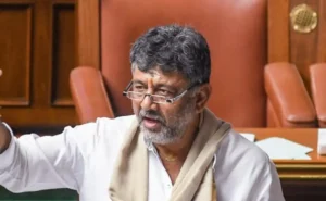 Karnatak: डीके शिवकुमार ने गाया RSS का गीत, सफाई में बोले- ‘मैं जन्मजात कांग्रेसी’