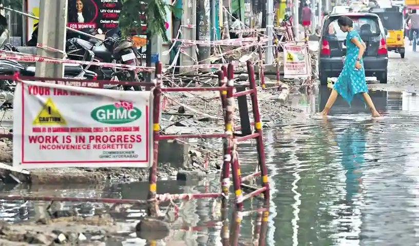 Old City roads : पुराने शहर में बारिश के कारण सड़क निर्माण कार्य ठप
