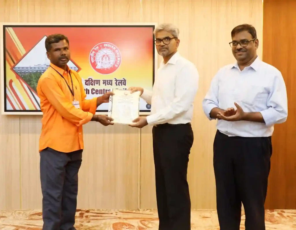 SCR: दक्षिण मध्य रेलवे के ग्यारह कर्मचारियों को ‘माह का सर्वश्रेष्ठ कर्मचारी’ सुरक्षा पुरस्कार