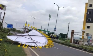 Kottagudem : सड़कों के पास लगे फ्लेक्स बैनर लोगों की जान के लिए खतरा