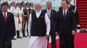 PM Modi&#8217;s China Visit: तिआनजिन में रेड कारपेट स्वागत, जिनपिंग और पुतिन से होगी मुलाकात