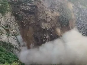 हजारीबाग में बभनबे पहाड़ का भूस्खलन