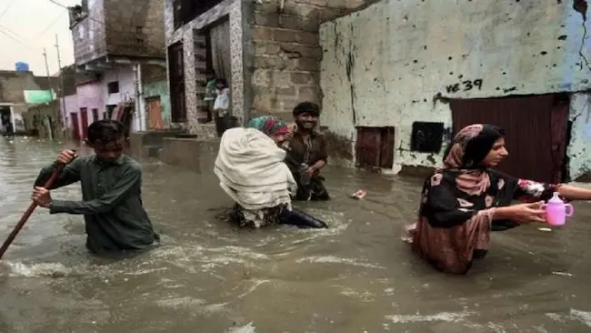 Heavy Rain: पाकिस्तान में भारी बारिश और बाढ़ से तबाही