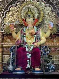 Lalbaugcha Raja 2025: राजसी वेशभूषा में दर्शन दिए लालबागचा राजा
