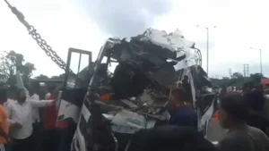पश्चिम बंगाल में बड़ा सड़क हादसा, ट्रैक्टर से टकराई बस