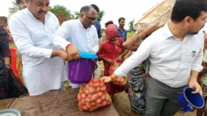 UP Flood: बाढ़ प्रभावित क्षेत्रों में जनता के बीच हाल जान रहे योगी के मंत्री