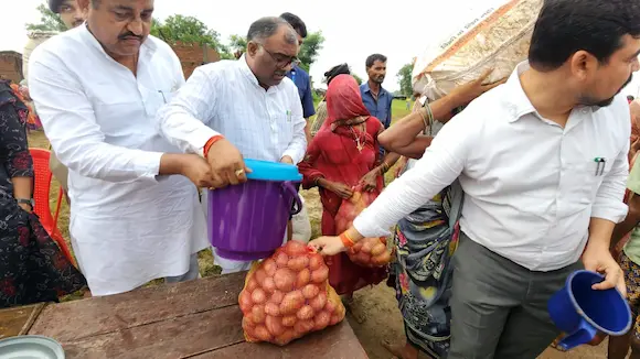 UP Flood: बाढ़ प्रभावित क्षेत्रों में जनता के बीच हाल जान रहे योगी के मंत्री
