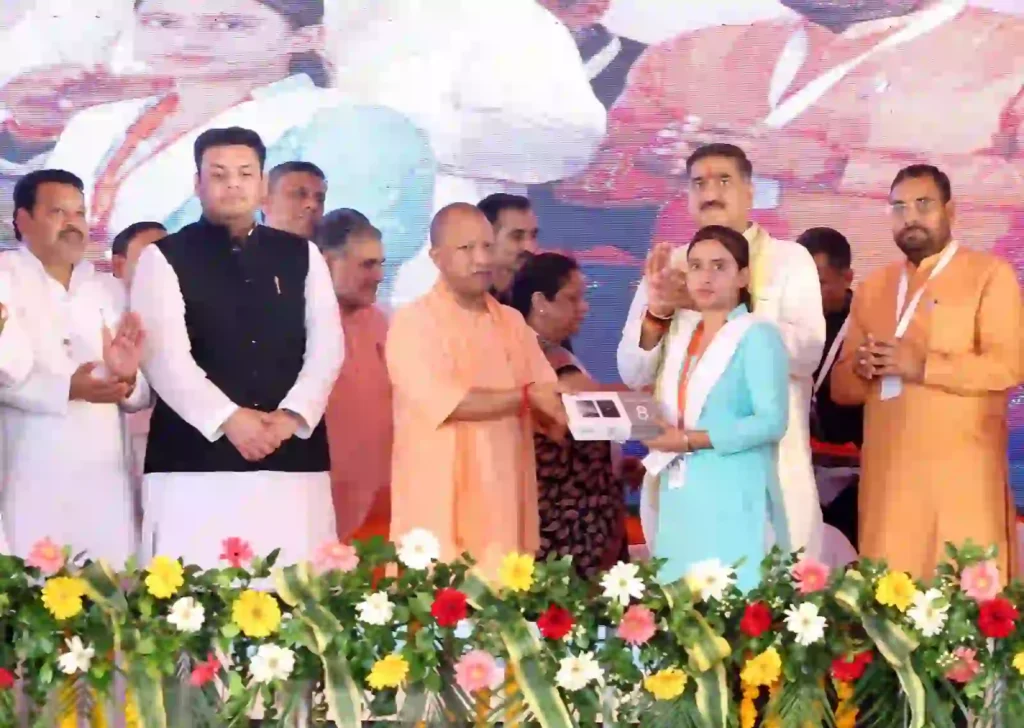 Yogi : स्वदेशी अपनाना आज की सबसे बड़ी आवश्यकता है: सीएम योगी