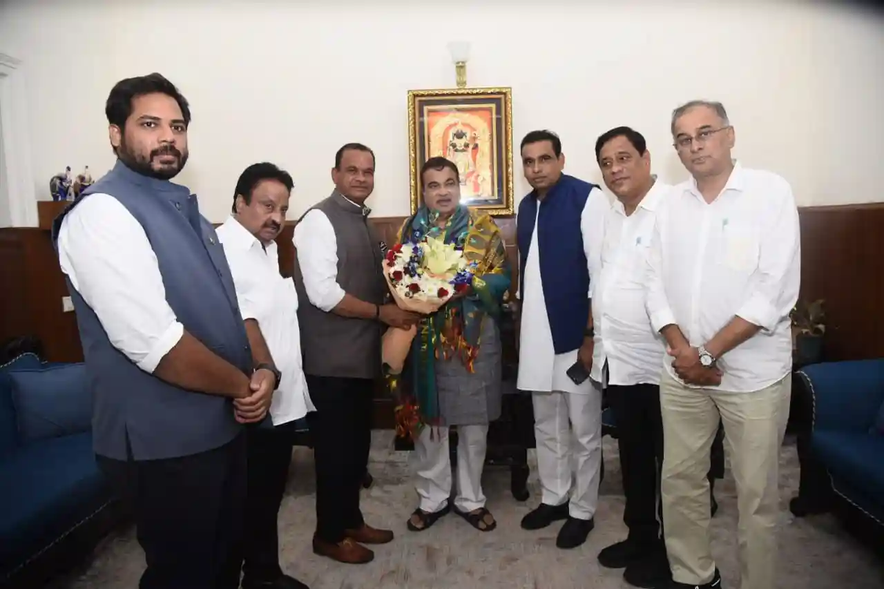 सड़क परियोजनाओं को लेकर केन्द्रीय मंत्री से मिले मंत्री कोमटिरेड्डी