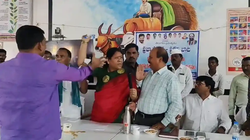 Attacked: विधायक कोवा लक्ष्मी ने कांग्रेस नेता पर गुस्से में फेंकी पानी की बोतल