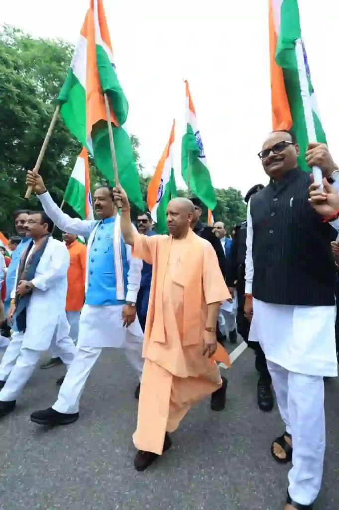 Yogi: हाथ में तिरंगा लेकर लखनऊ की सड़कों पर उतरा ‘भारत’