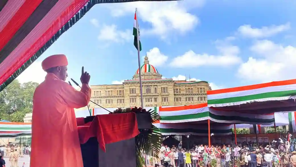 सीएम योगी ने अपने आवास पर फहराया तिरंगा, स्वाधीनता सेनानियों को दी श्रद्धांजलि