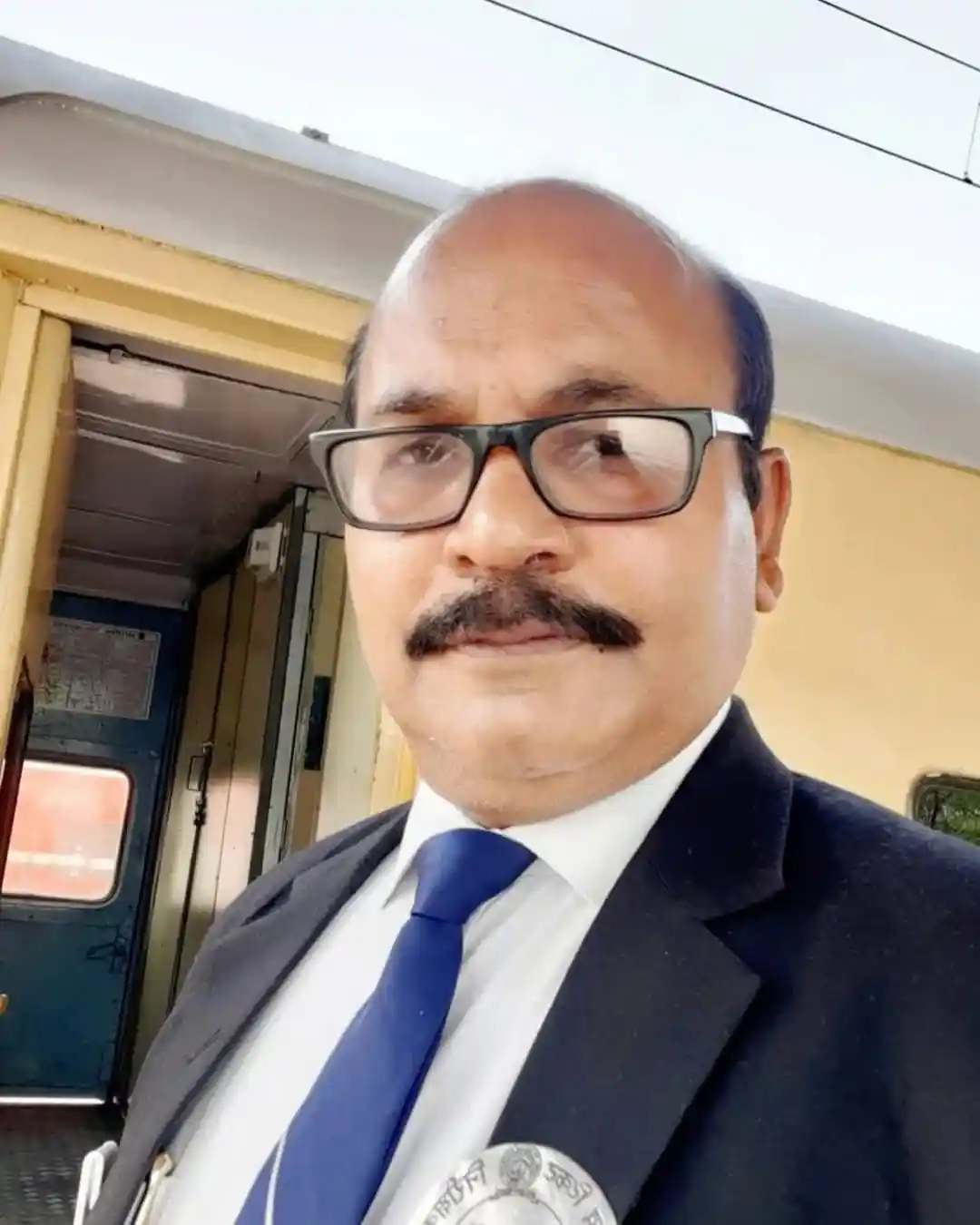 ट्रेन में यात्रियों को अचानक मिला तिरंगा फहराने का मौका, रेलकर्मी की देशभक्ति के कायल हुए यात्री