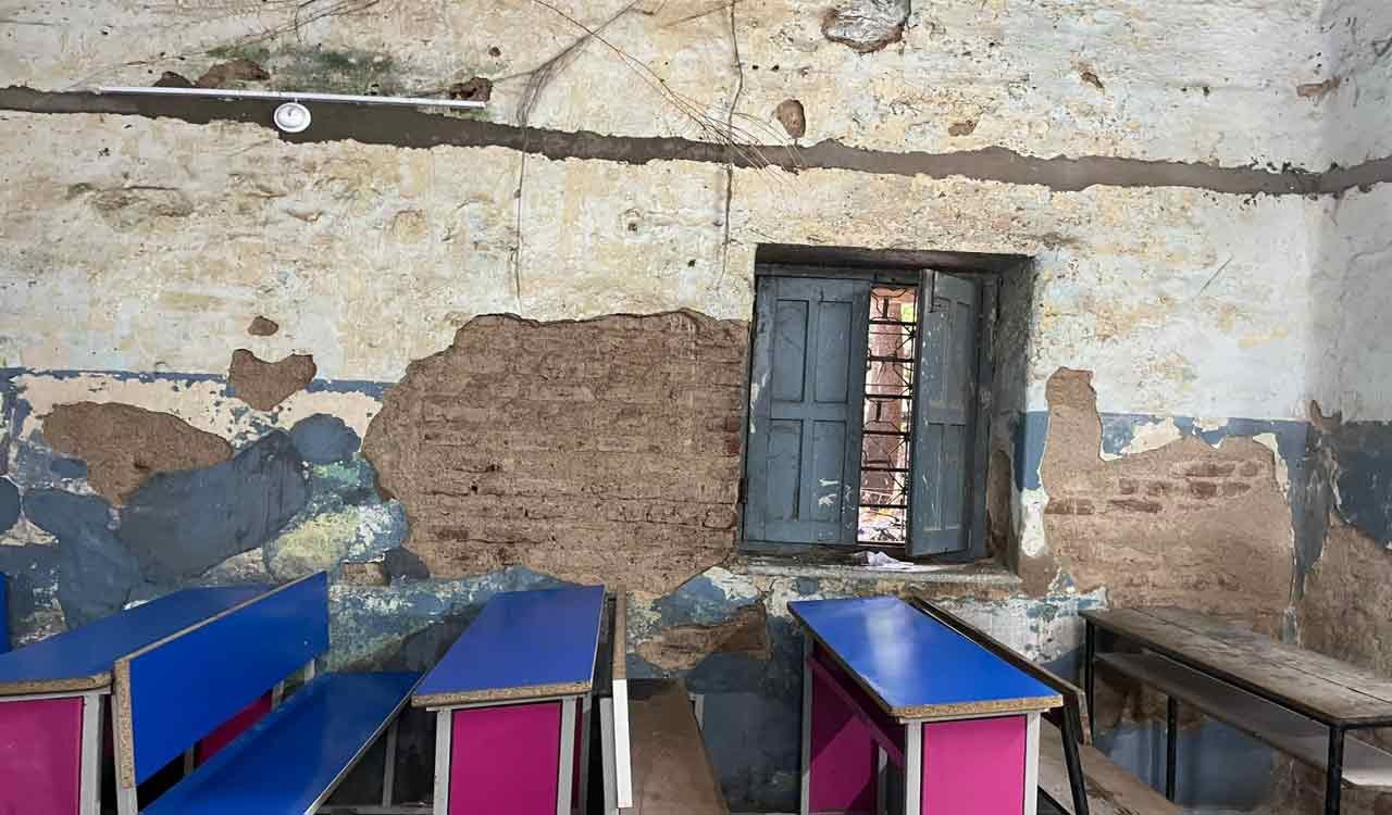 जीजेसी नामपल्ली में शिक्षा के लिए जान जोखिम में डाल रहे हैं छात्र