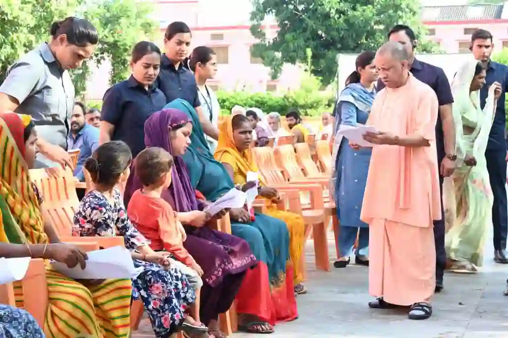 कब्जामुक्त कराएं गरीब की जमीन : योगी