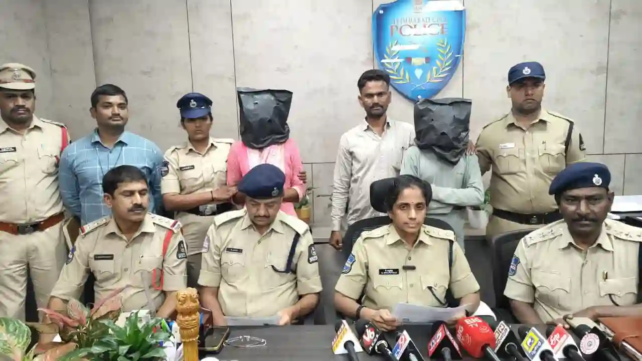 महिला का बैग देख चौक पडी पुलिस, मिला खतनाक सामान