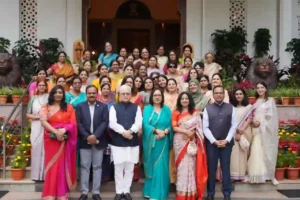 IAS: आईएएस अधिकारियों की पत्नियों के संघ ने राज्यपाल से मुलाकात की