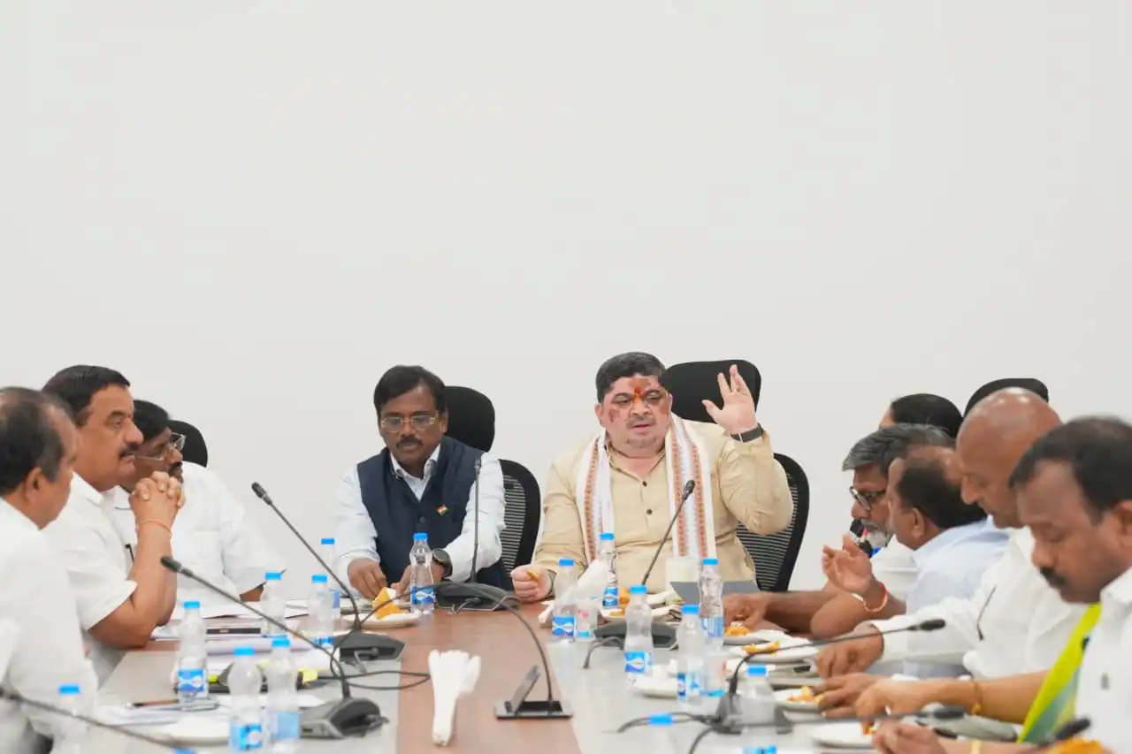 एआईसीसी प्रभारी सचिव विश्वनाथन पेरुमल पहुंचे हैदराबाद, मंत्रियों के साथ की अहम बैठक