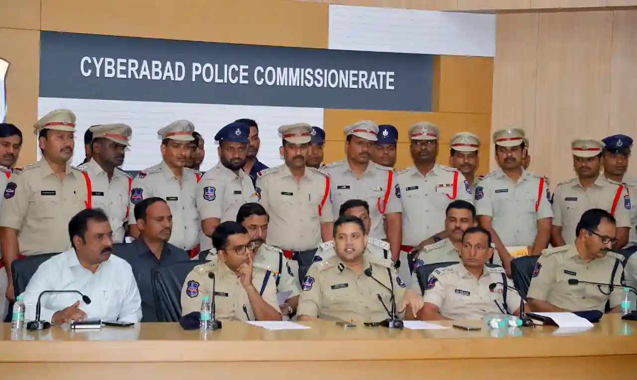 गुजरात से पकडे गए कुख्यात अपराधी, हैदराबाद में ज्वैलर्स शाप में की थी लूटपाट